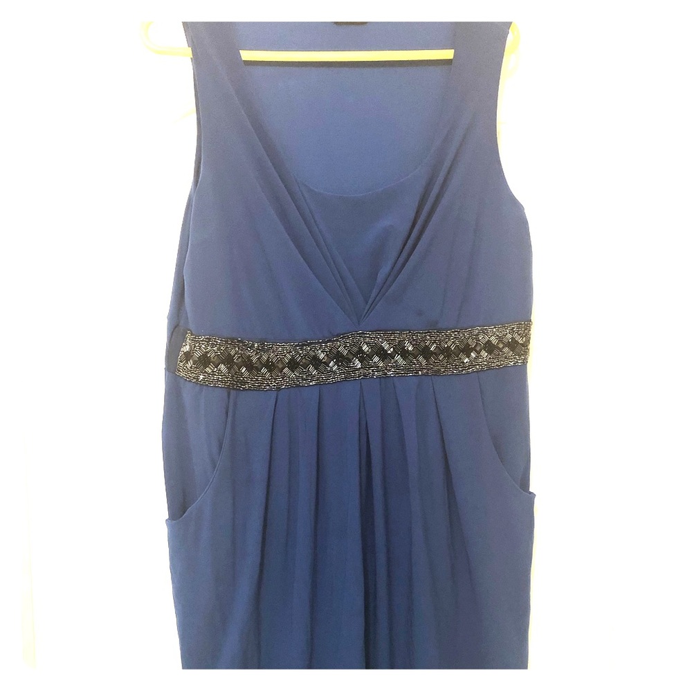 Midi dress with sequenced mid area